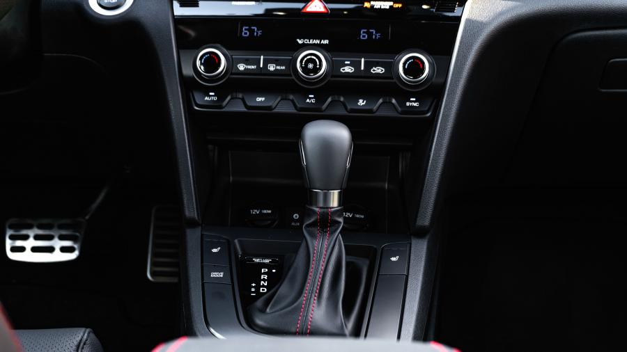 Детали интерьера Hyundai Elantra Sport (AD) 2018 года  (NA) (фото 2 из 28)